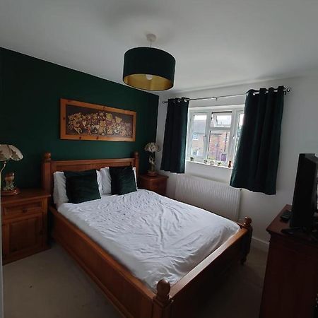 Lovely Rooms In A Quiet Place Of Woking Exterior foto