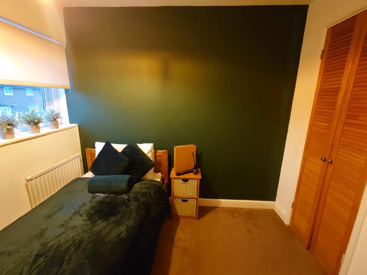 Lovely Rooms In A Quiet Place Of Woking Exterior foto