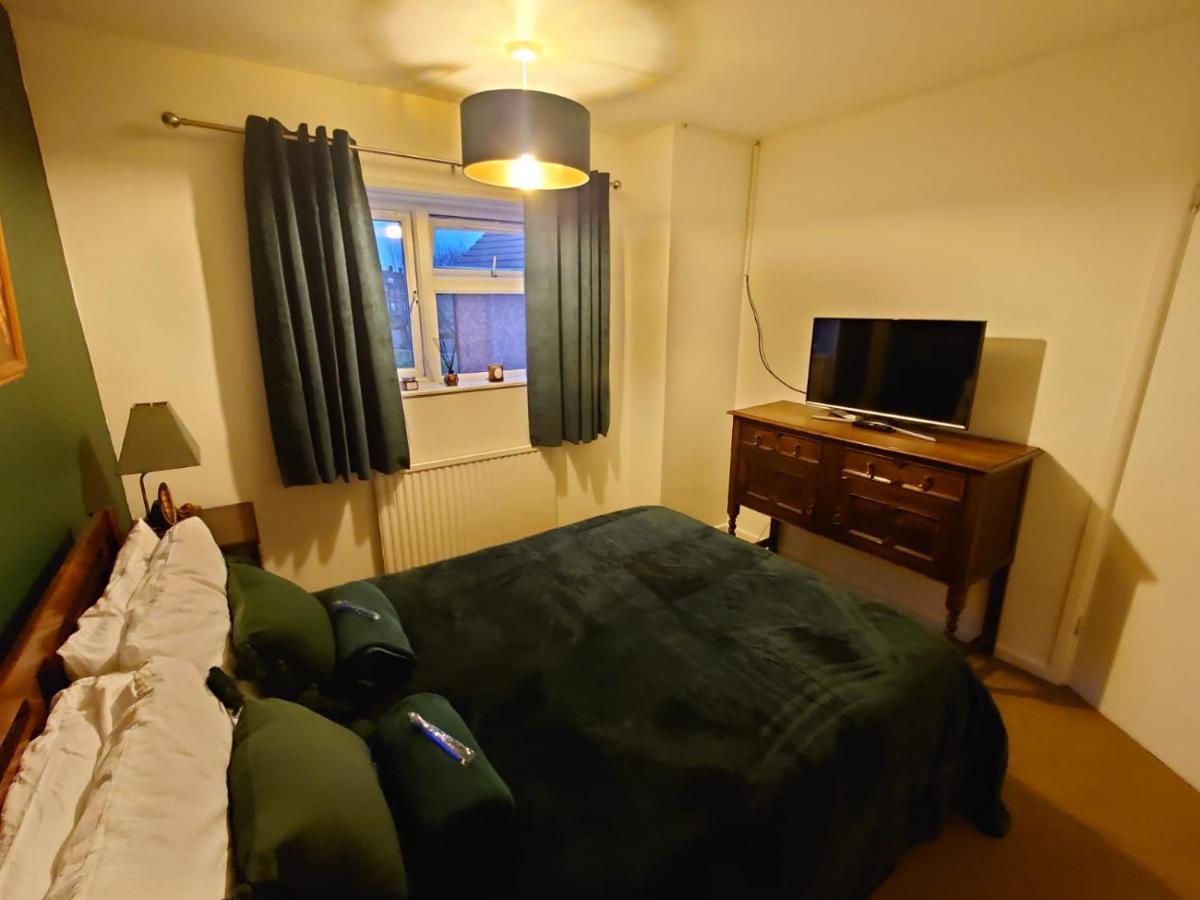 Lovely Rooms In A Quiet Place Of Woking Exterior foto