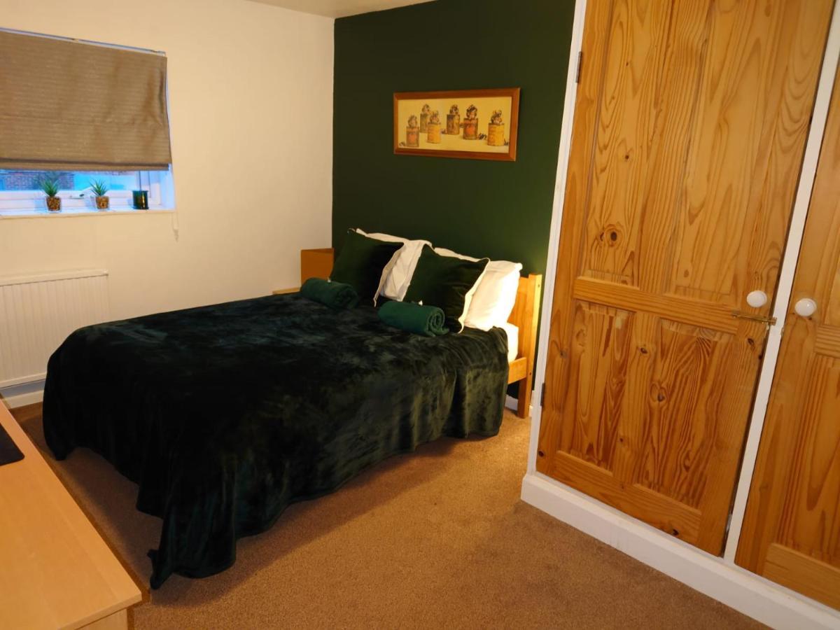 Lovely Rooms In A Quiet Place Of Woking Exterior foto