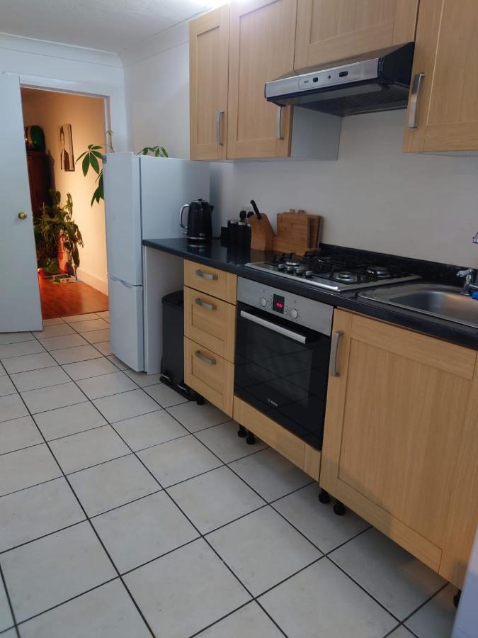 Lovely Rooms In A Quiet Place Of Woking Exterior foto