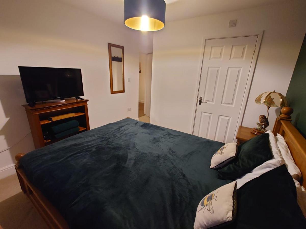 Lovely Rooms In A Quiet Place Of Woking Exterior foto