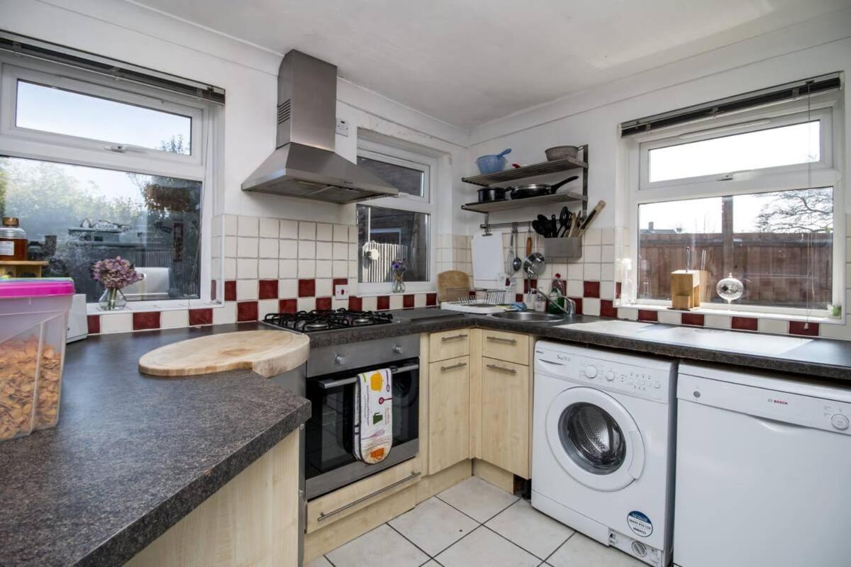 Lovely Rooms In A Quiet Place Of Woking Exterior foto