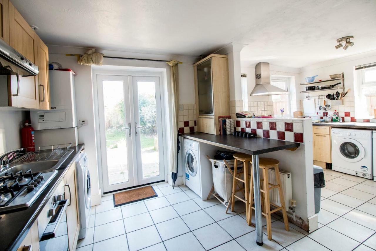 Lovely Rooms In A Quiet Place Of Woking Exterior foto